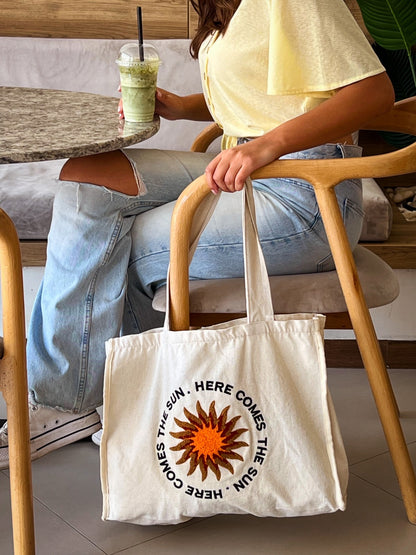 Lá vem o sol Tufted Tote