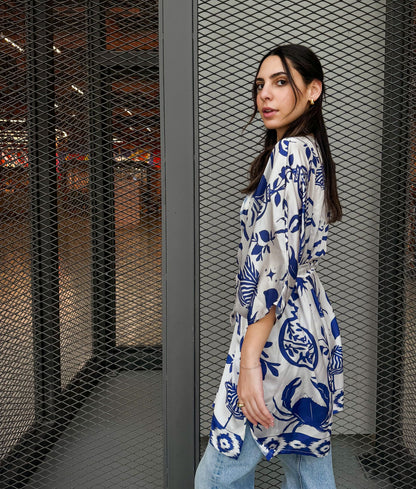 Mediterraner blauer kurzer Kimono