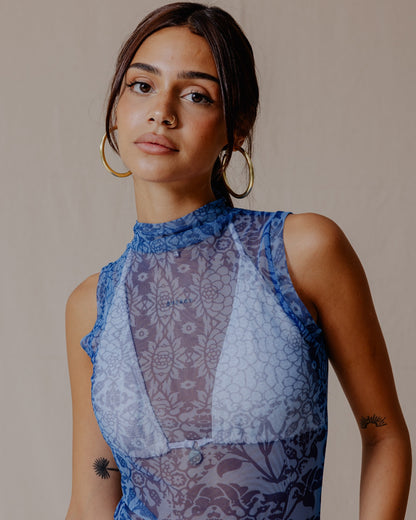 Top in mesh a fusione floreale blu