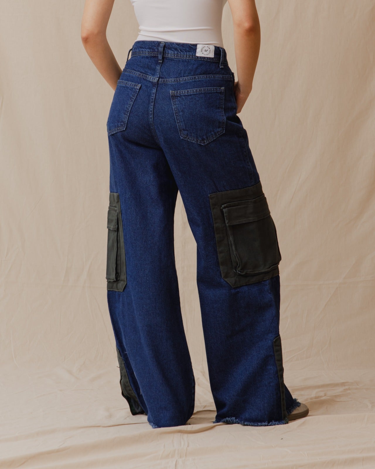 Pantaloni in denim con tasche cargo