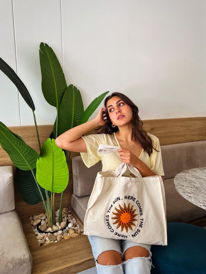 Lá vem o sol Tufted Tote