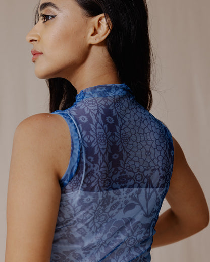 Top in mesh a fusione floreale blu