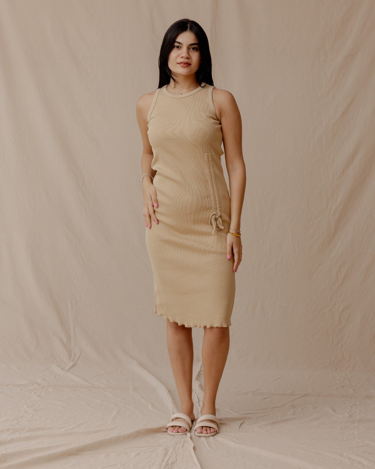 Figurbetontes Kleid mit Kordelzug Beige