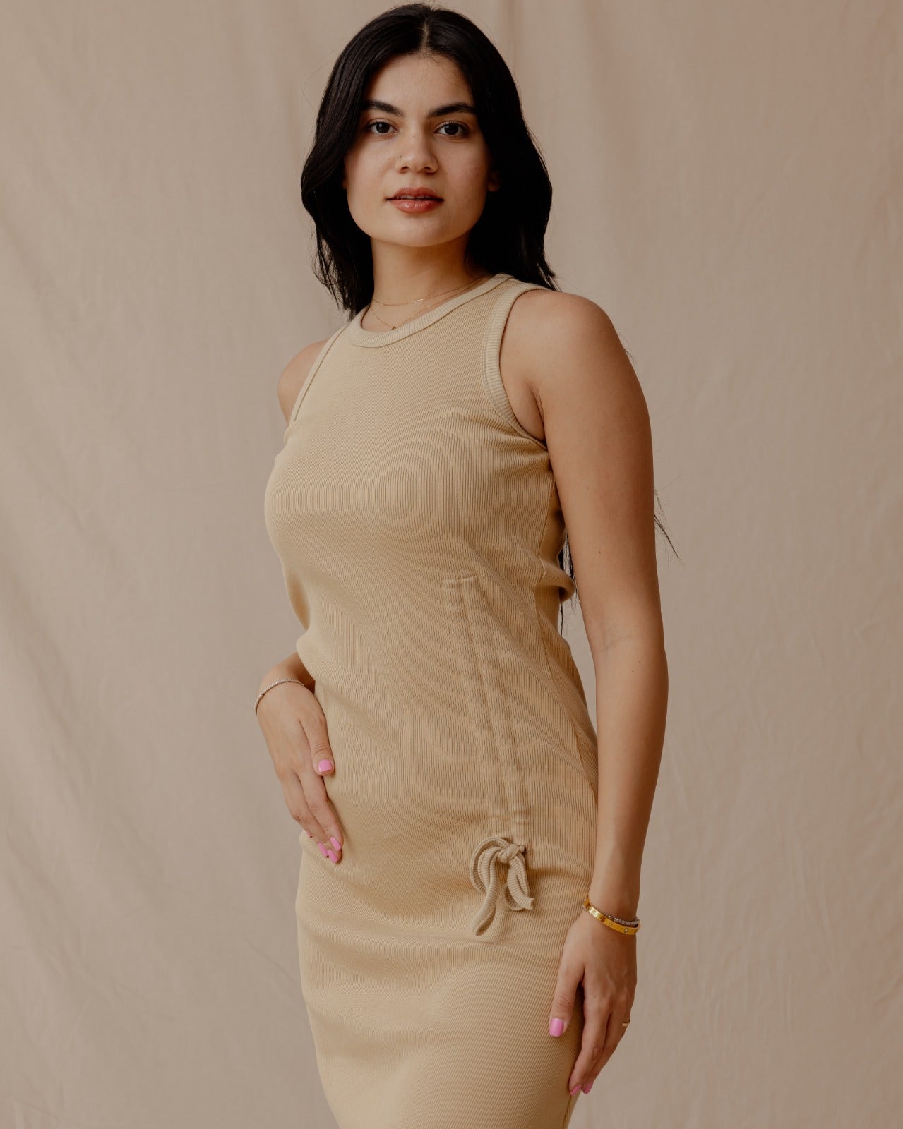 Figurbetontes Kleid mit Kordelzug Beige