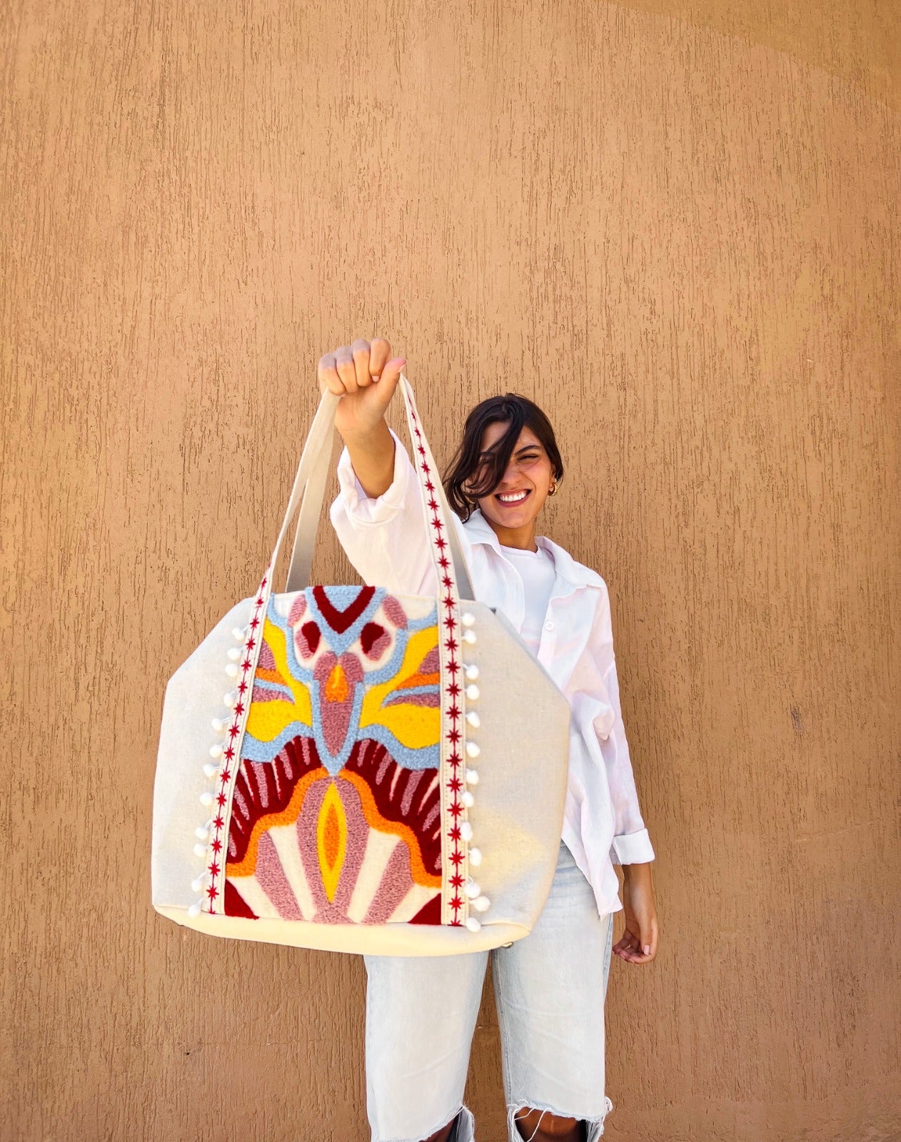 Bolso tote con pompones en rojo