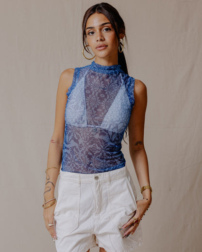 Top in mesh a fusione floreale blu