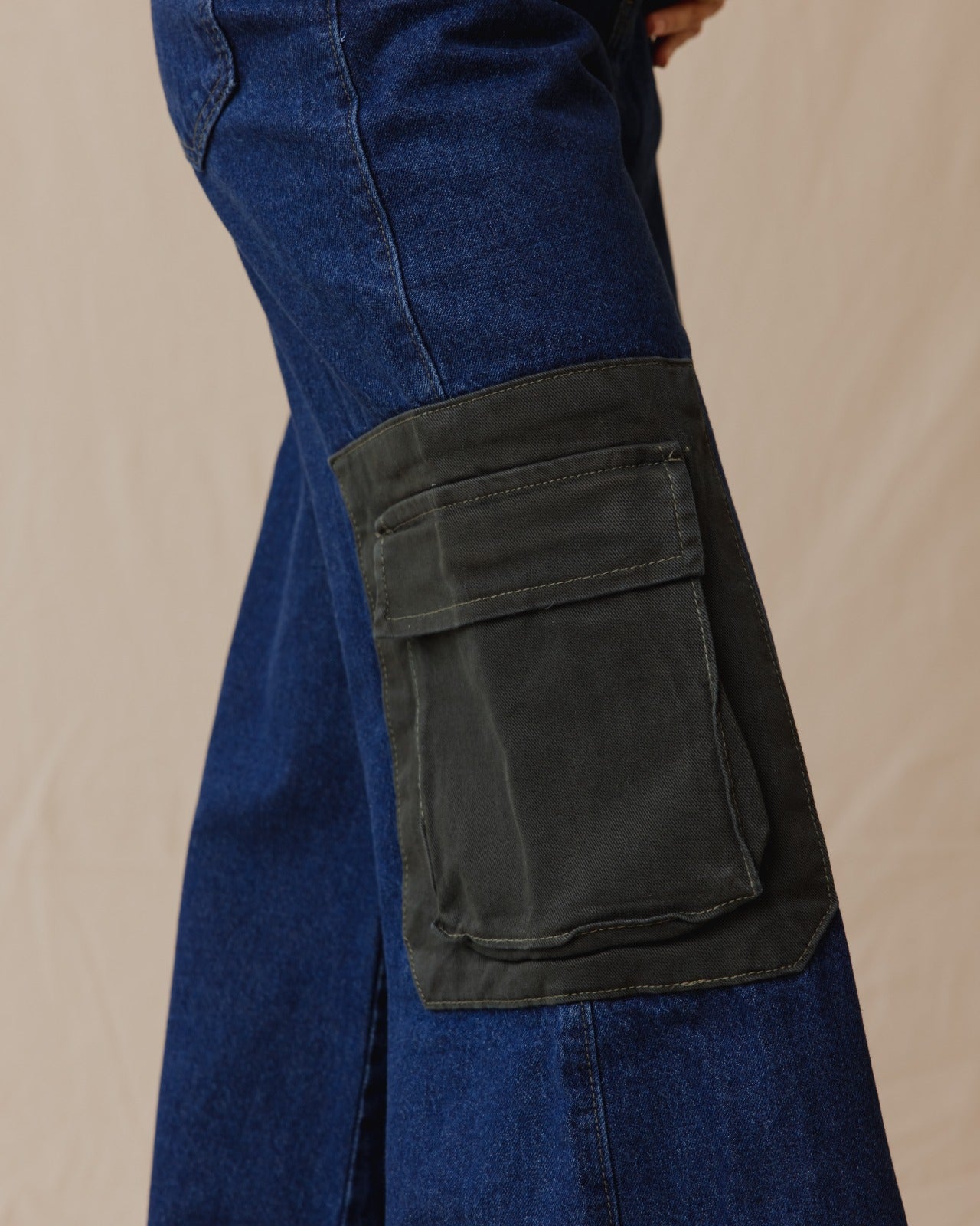 Pantaloni in denim con tasche cargo