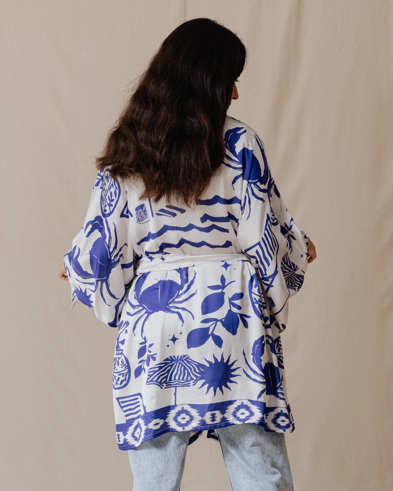 Mediterraner blauer kurzer Kimono