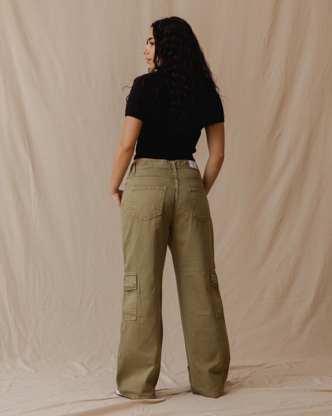 Pantalones cargo lavados en color verde oliva