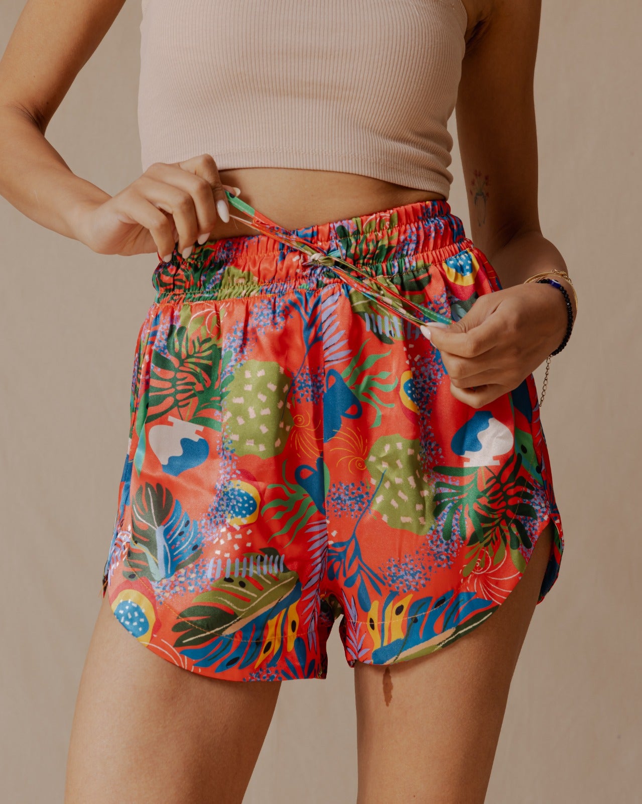 Festliche botanische Shorts heiß rot