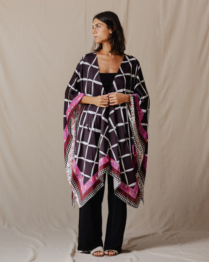 Kimono curto preto com uma torção