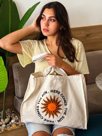 Lá vem o sol Tufted Tote