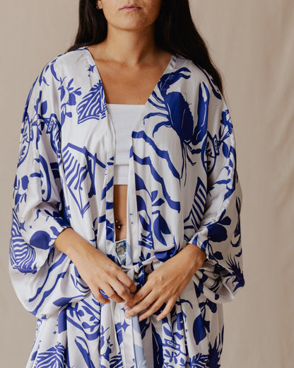 Mediterraner blauer kurzer Kimono