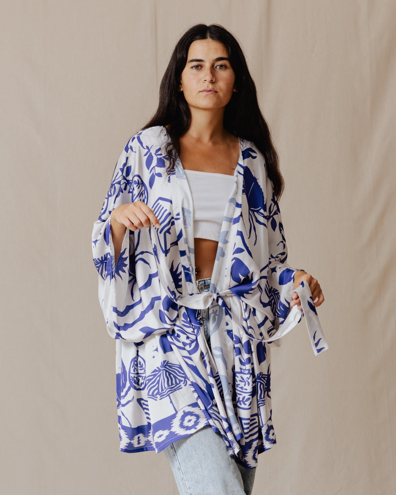 Mediterraner blauer kurzer Kimono