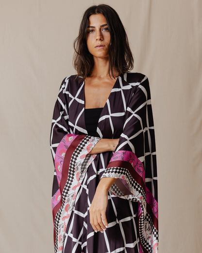 Kimono curto preto com uma torção