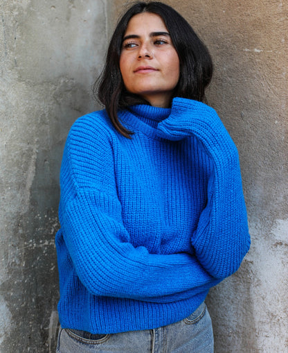 Abgeschnittter Pullover mit hohem Hals blau