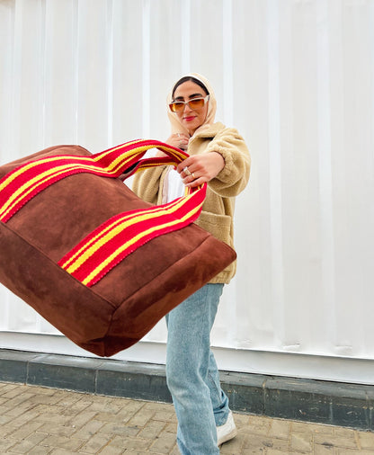 El gran bolso rojo y amarillo