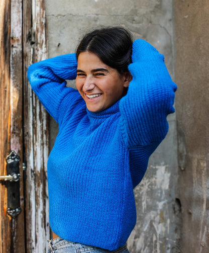 Abgeschnittter Pullover mit hohem Hals blau