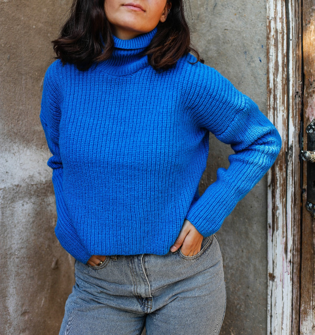 Abgeschnittter Pullover mit hohem Hals blau