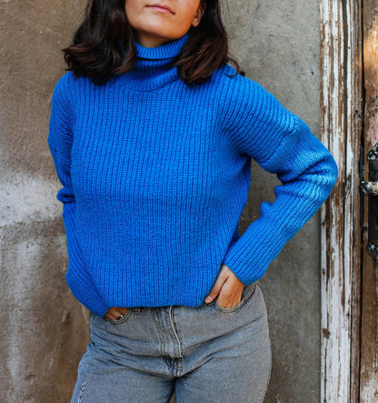 Abgeschnittter Pullover mit hohem Hals blau