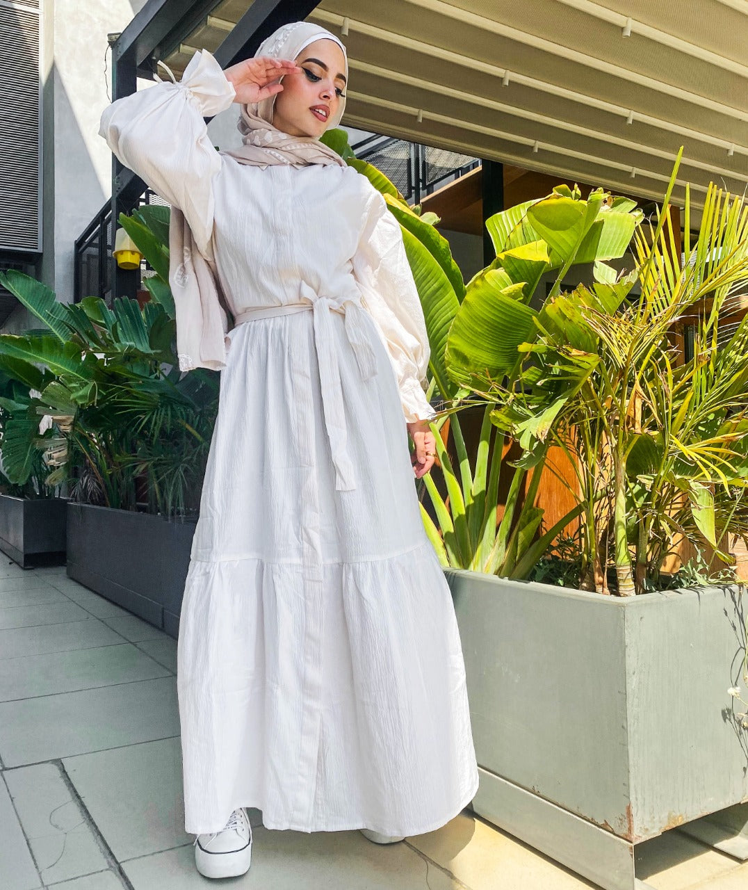 Vestido camisero minimalista y modesto en blanco roto