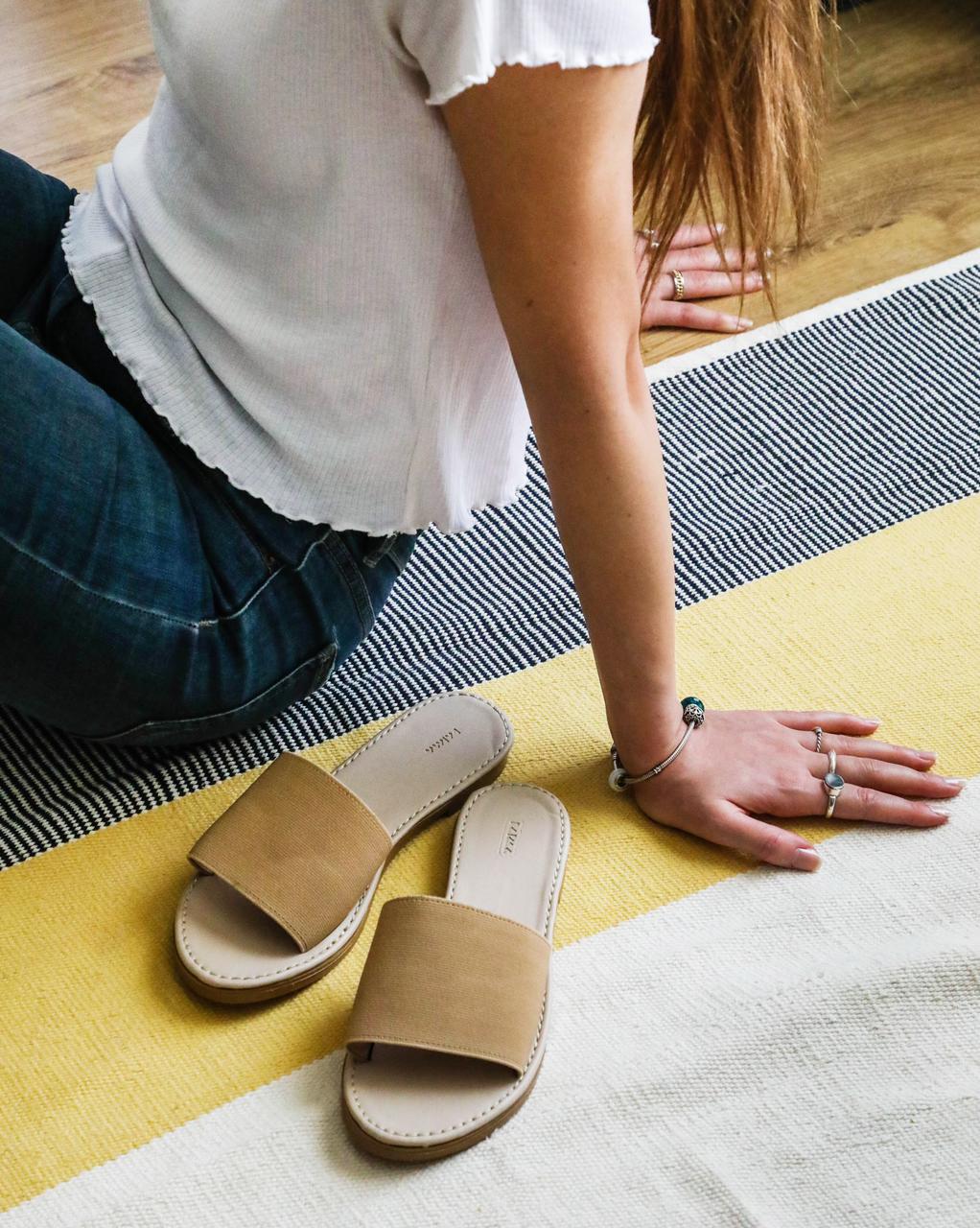 One fashion strap slippers