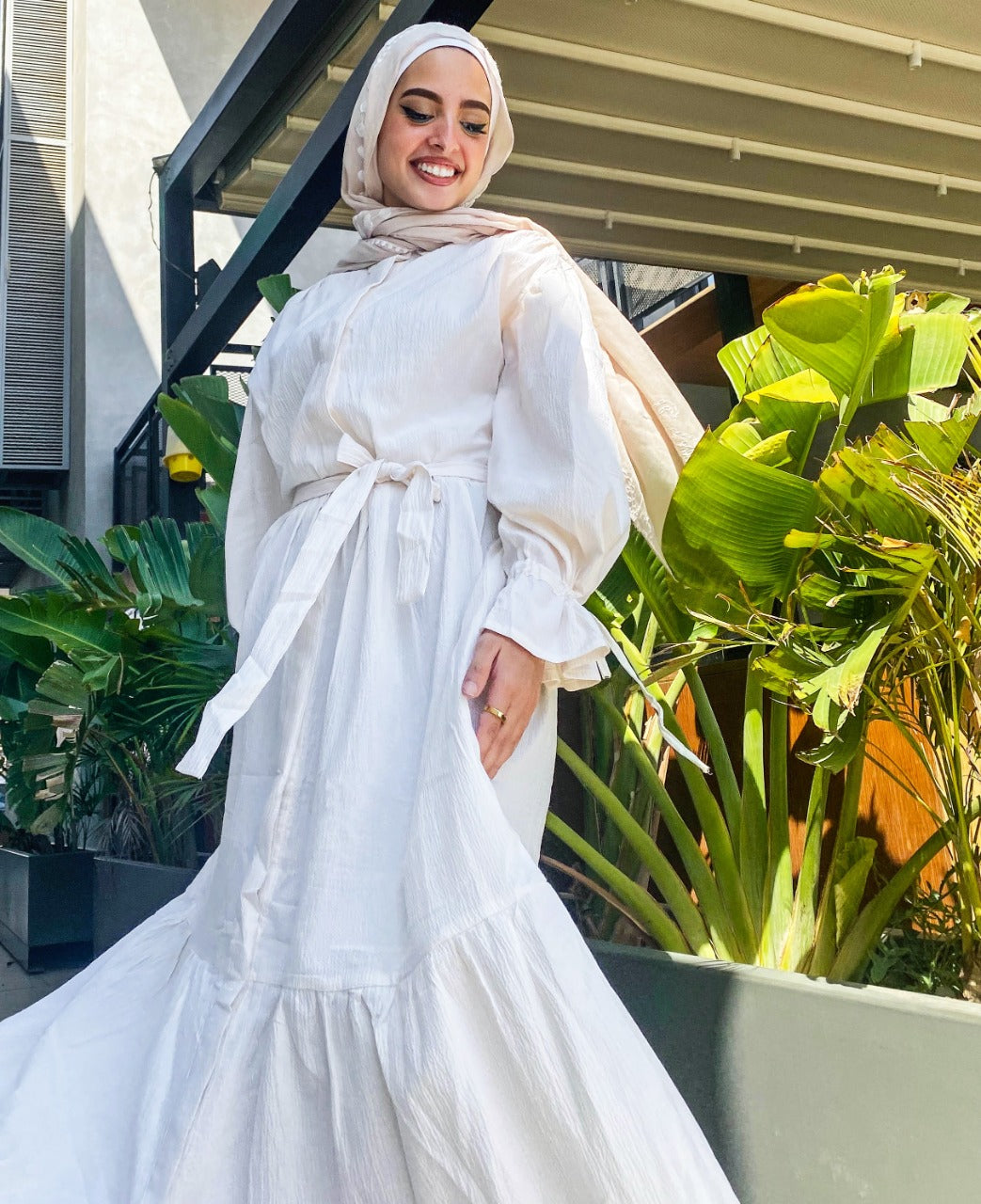 Vestido camisero minimalista y modesto en blanco roto