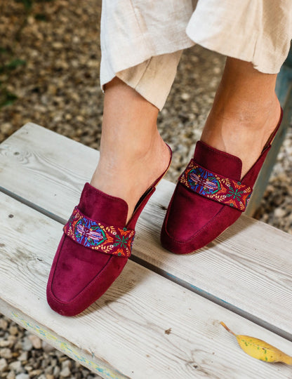 Mules Con Cinturón Morado