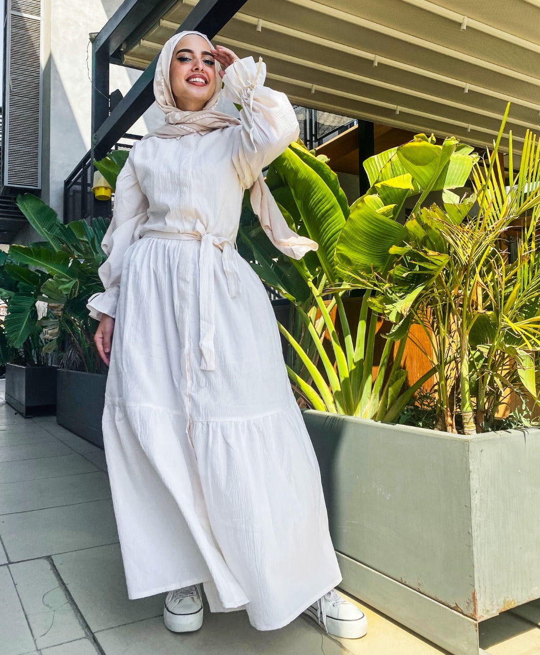 Vestido camisero minimalista y modesto en blanco roto