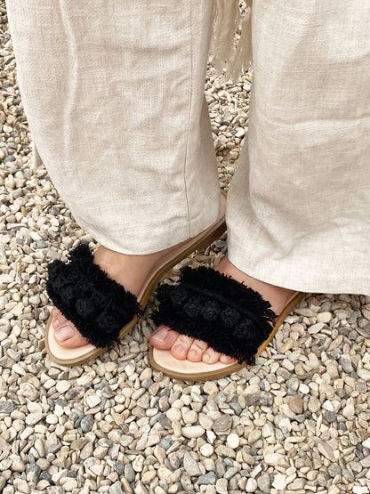 Chanclas con flecos negros